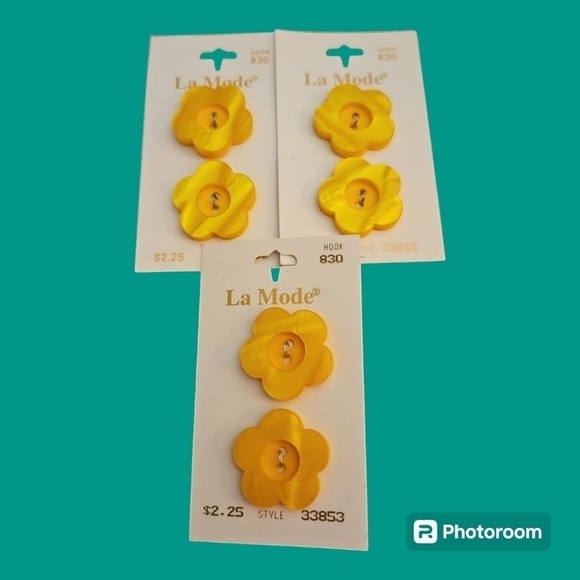 VTG LA MODE Six Yellow Mother of Pearl Two Hole Flower Buttons - Picture 1 of 5